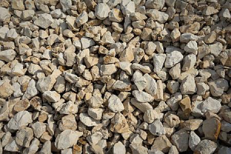 Kalksteinsplitt Yellow Sun, beige-gelbe Steine, gleichmäßig verteilt, outdoor präsentiert von HTA GmbH.