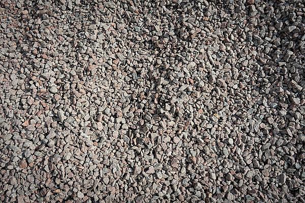 Schottischer Granit-Splitt in Nahaufnahme, gleichmäßig verteilt, grau-braune Farbnuancen.