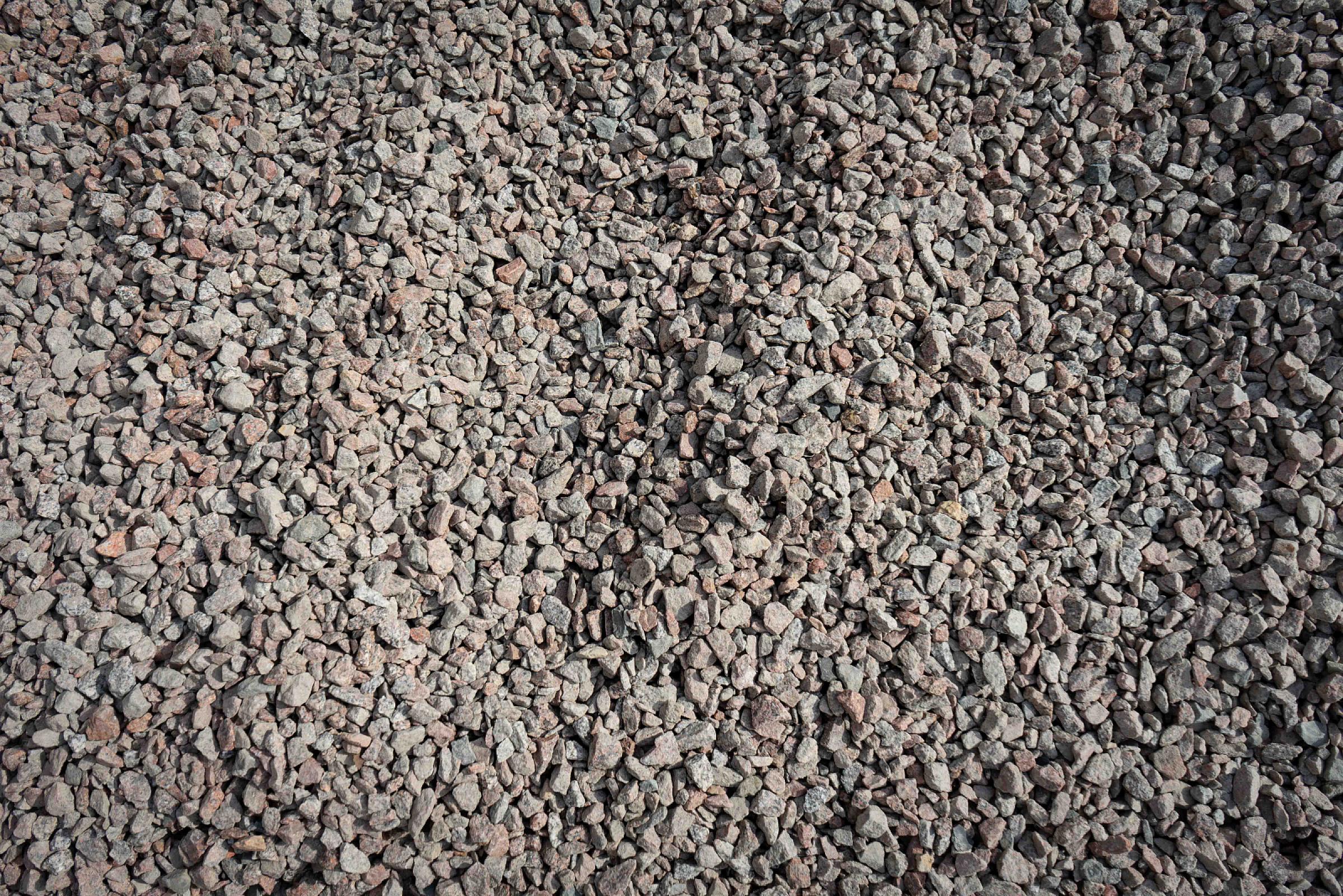 Schottischer Granit-Splitt in Nahaufnahme, gleichmäßig verteilt, grau-braune Farbnuancen.