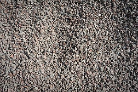 Schottischer Granit-Splitt in Nahaufnahme, gleichmäßig verteilt, grau-braune Farbnuancen.