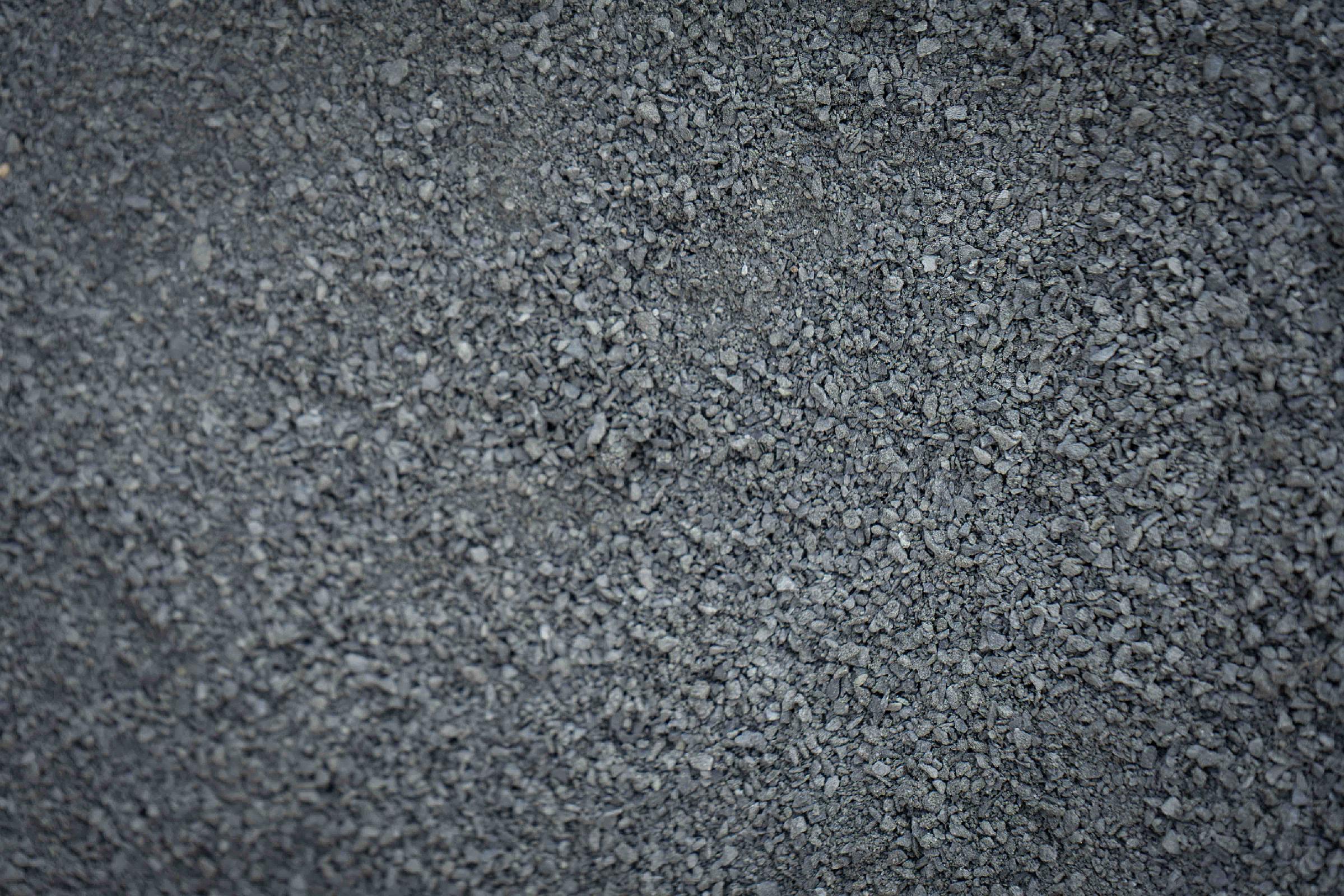 Haufen grauer Fugensplitt 0-2 mm für Bau- oder Gartenarbeiten von HTA GmbH.