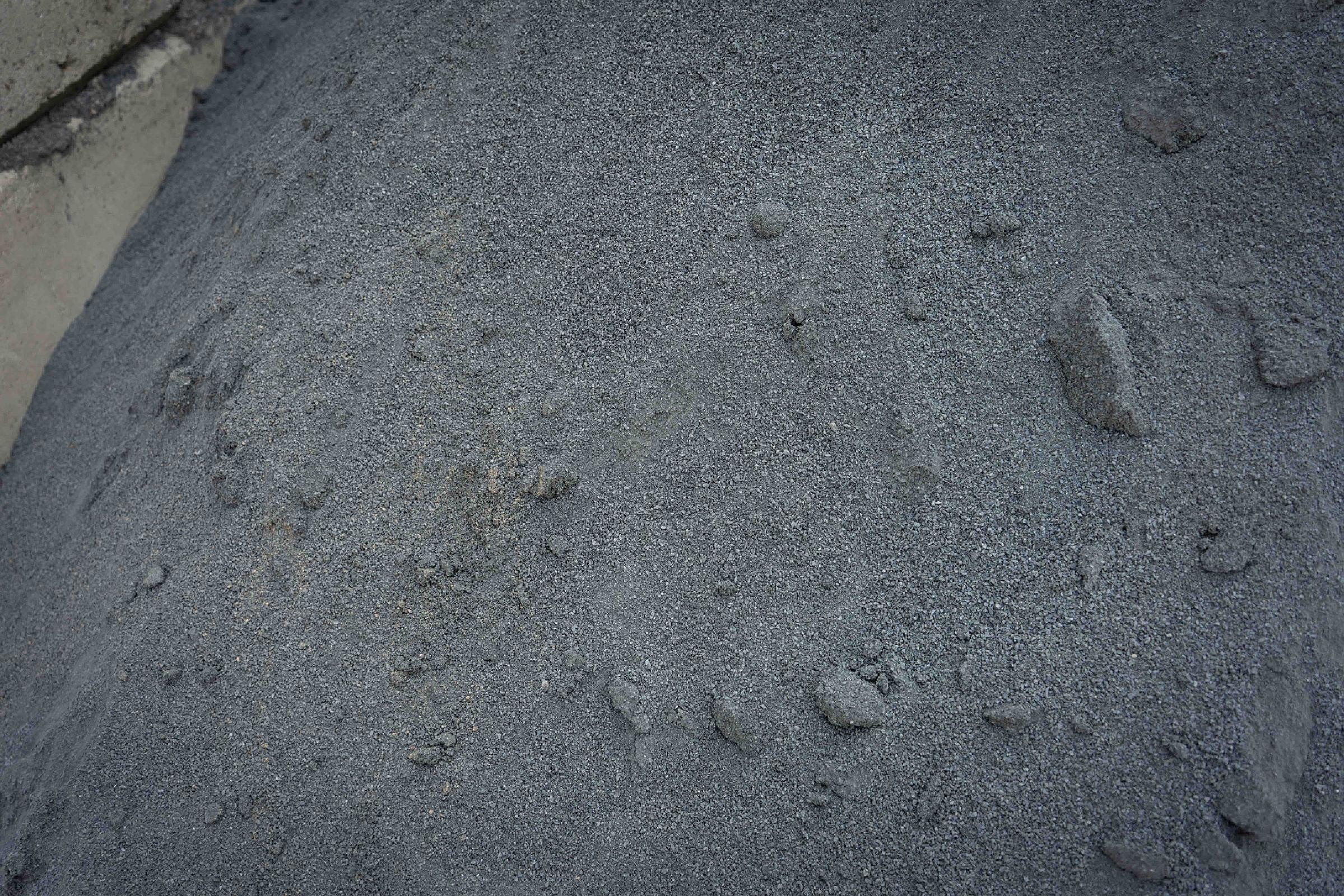 Haufwerk aus feinem, grauem Fugensplitt 0-2 mm von HTA GmbH.