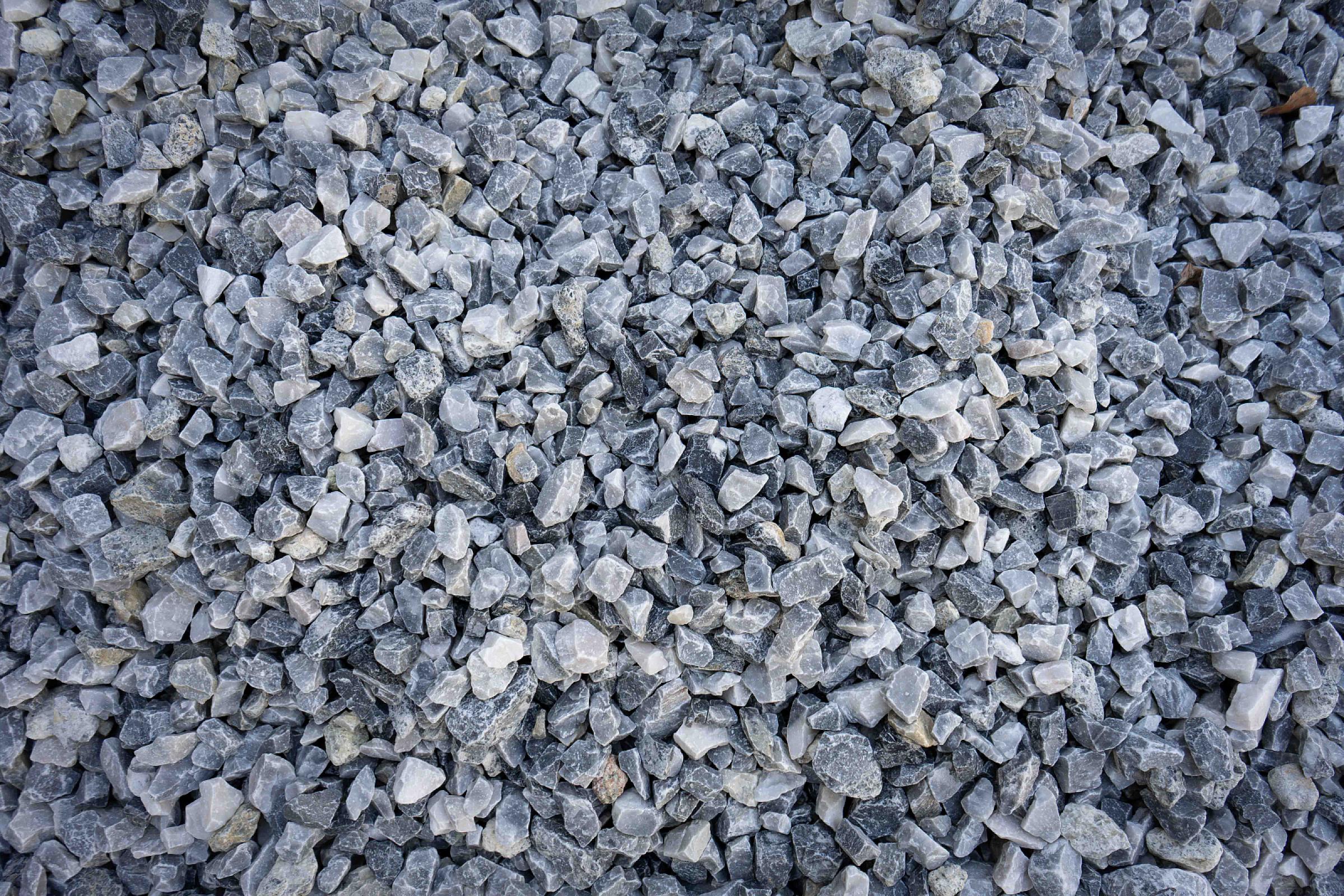 Nahaufnahme von hellgrauen, blaugrauen Marmorsplitt-Steinen der Sorte Artic Ice Blue.