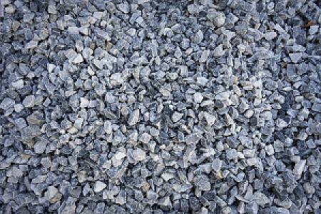 Nahaufnahme von hellgrauen, blaugrauen Marmorsplitt-Steinen der Sorte Artic Ice Blue.