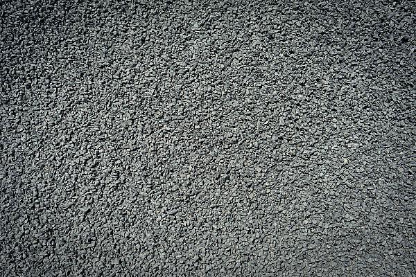 Pflastersplitt 2-5 mm in grauer Schattierung in einer homogenen Oberfläche ausgebreitet.