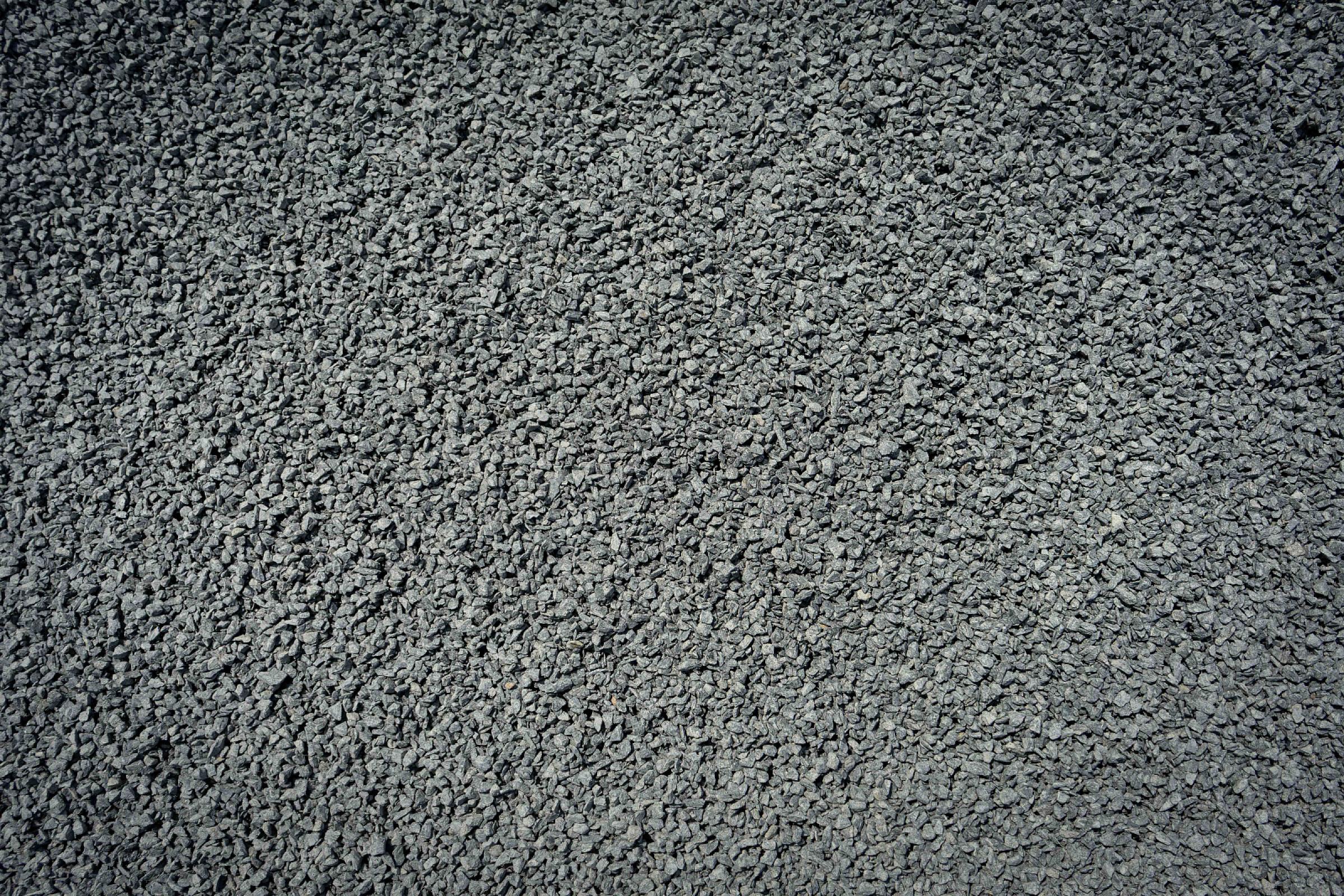 Pflastersplitt 2-5 mm in grauer Schattierung in einer homogenen Oberfläche ausgebreitet.