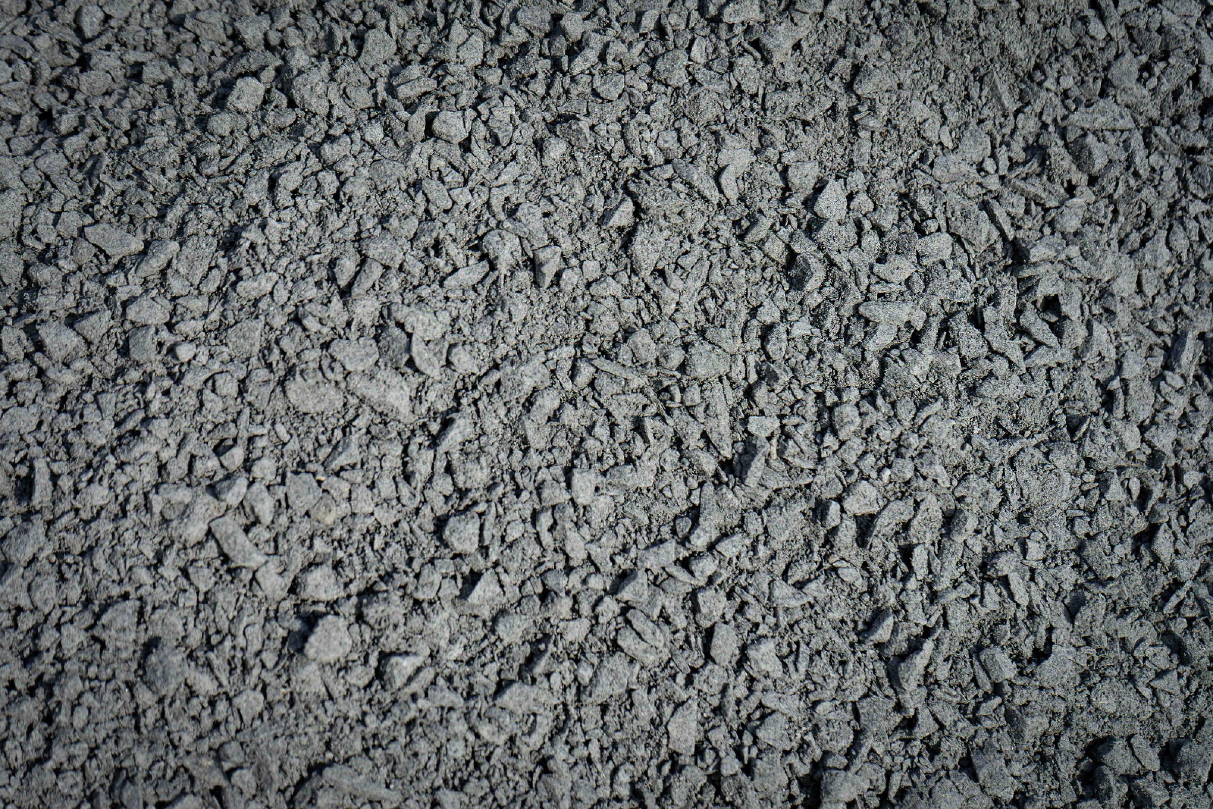 Grauer Pflastersplitt, gleichmäßig verteilt, geeignet für Bauarbeiten, von HTA GmbH.