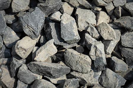 Basaltschotter, grobe graue Steine unterschiedlicher Größe, Nahaufnahme.