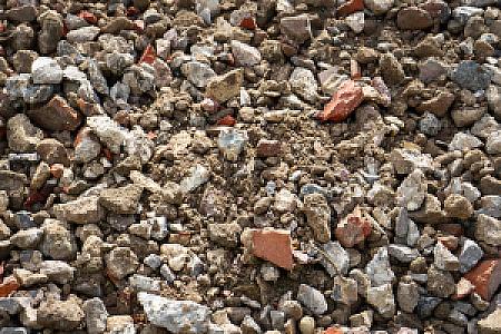 Stapel aus verschieden großen Steinen und Ziegelbruch des RC-Recyclingschotters auf Baustelle.