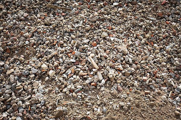 RC-Recyclingschotter, Kiesel und Steine in unterschiedlichen Größen, Produkt der HTA GmbH zur Baustoffverwertung.