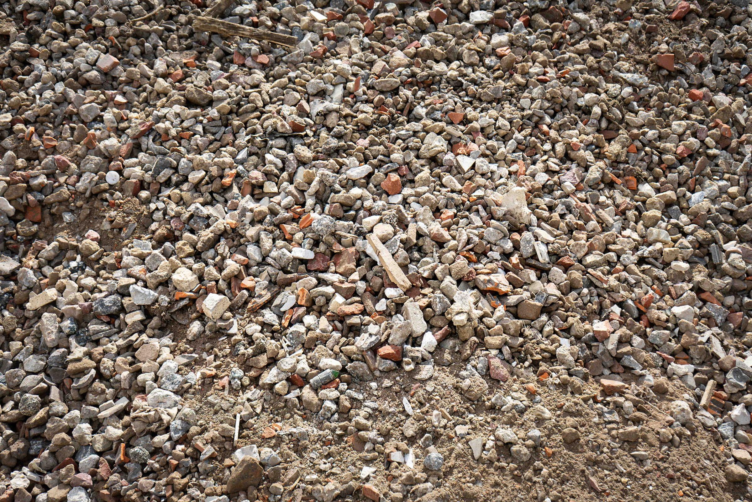 RC-Recyclingschotter, Kiesel und Steine in unterschiedlichen Größen, Produkt der HTA GmbH zur Baustoffverwertung.