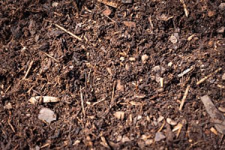 Feiner Rindenmulch, organisches Material mit Holzstücken und Erde, ideal für Gartenmulch und Bodenabdeckung.