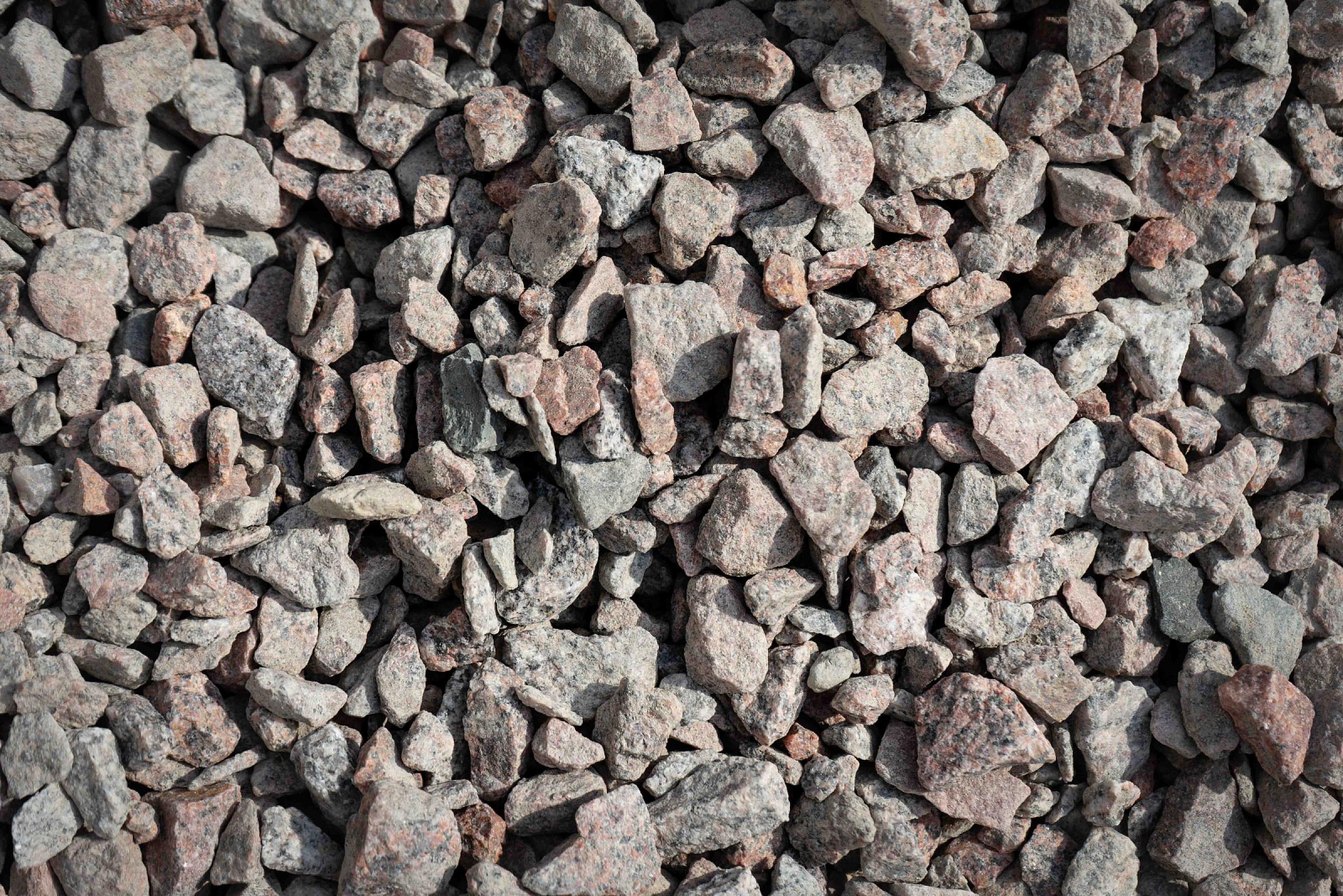 Schottischer Granit-Splitt in verschiedenen Grautönen und Texturen, präsentiert von HTA GmbH.