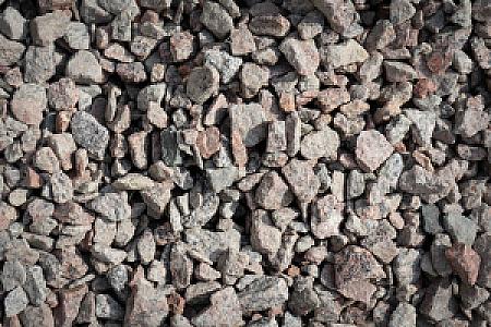 Schottischer Granit-Splitt in verschiedenen Grautönen und Texturen, präsentiert von HTA GmbH.