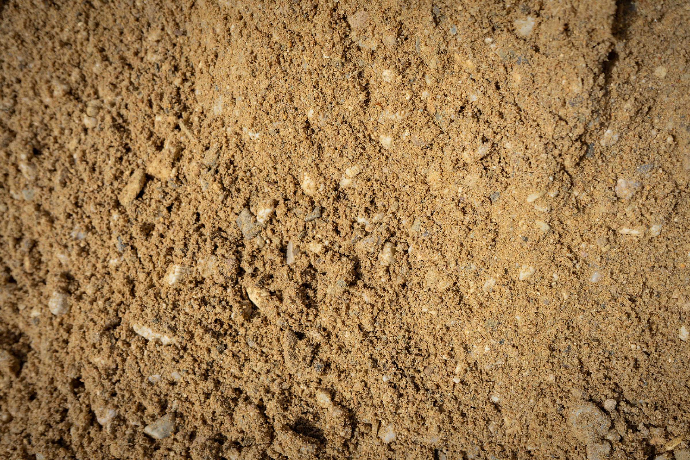 Betonkies der Marke HTA GmbH, grob gemischt, beige-graue Farbe, verwendet für Bau- und Transportzwecke.