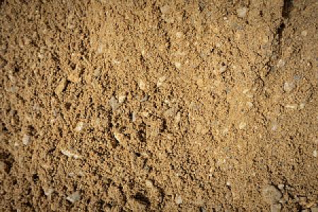 Betonkies der Marke HTA GmbH, grob gemischt, beige-graue Farbe, verwendet für Bau- und Transportzwecke.