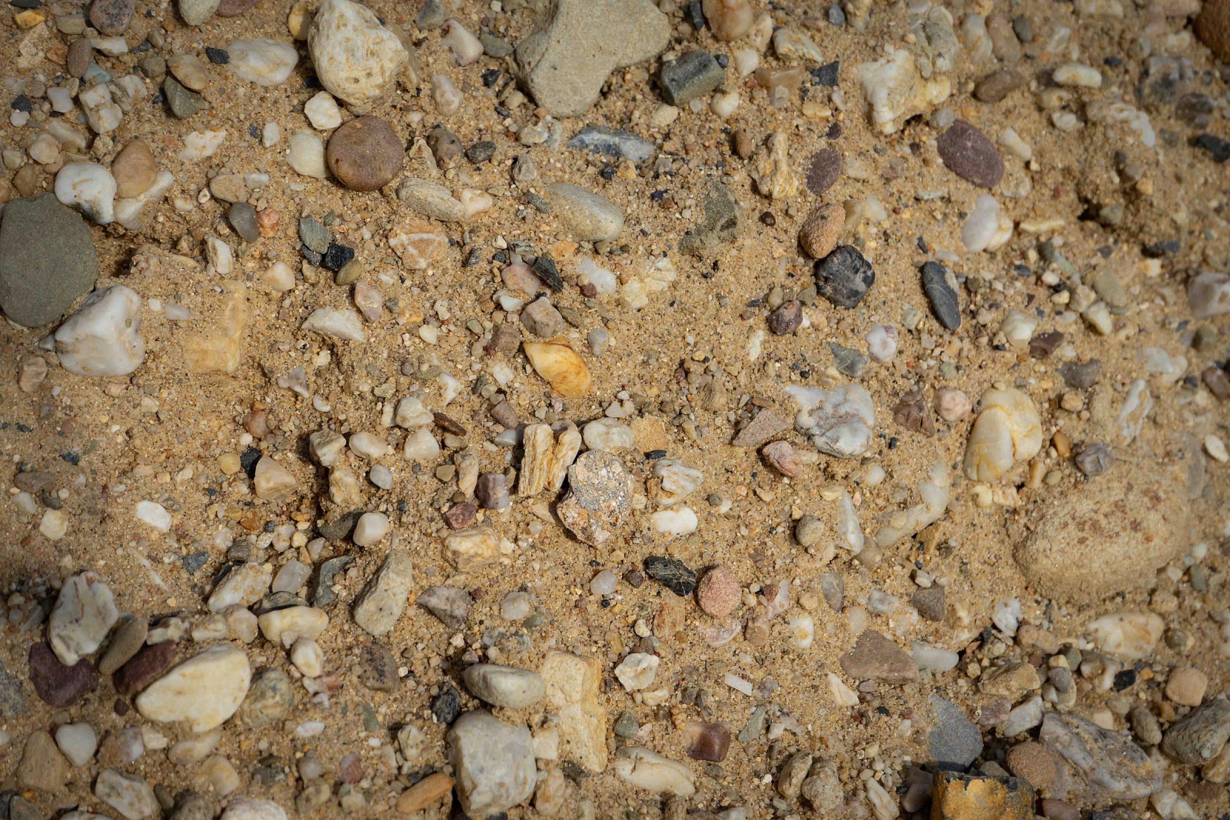 Kiesmischung aus verschiedenen Steinen und Sand für Bau- oder Gartenarbeiten.