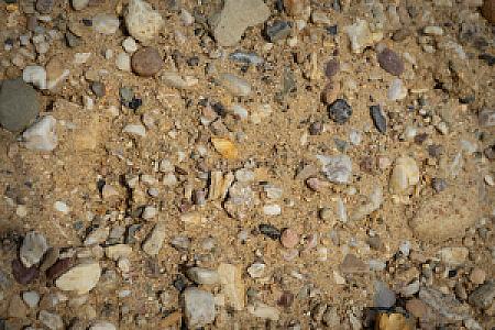 Kiesmischung aus verschiedenen Steinen und Sand für Bau- oder Gartenarbeiten.