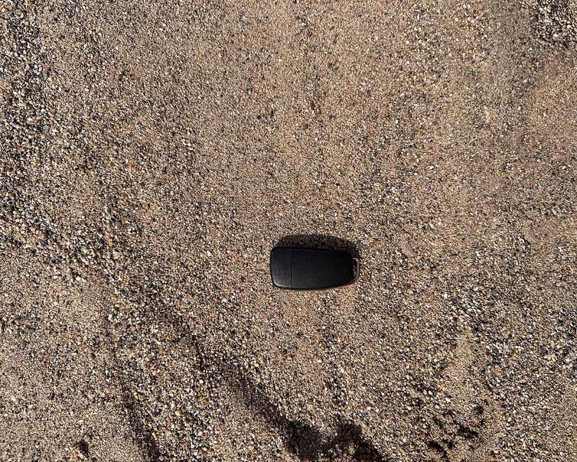 Feiner, zertifizierter Spielsand verteilt auf einer Fläche, leichte Schatten sichtbar, Produkt von Naturstein + Recycling ...