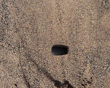 Feiner, zertifizierter Spielsand verteilt auf einer Fläche, leichte Schatten sichtbar, Produkt von Naturstein + Recycling ...