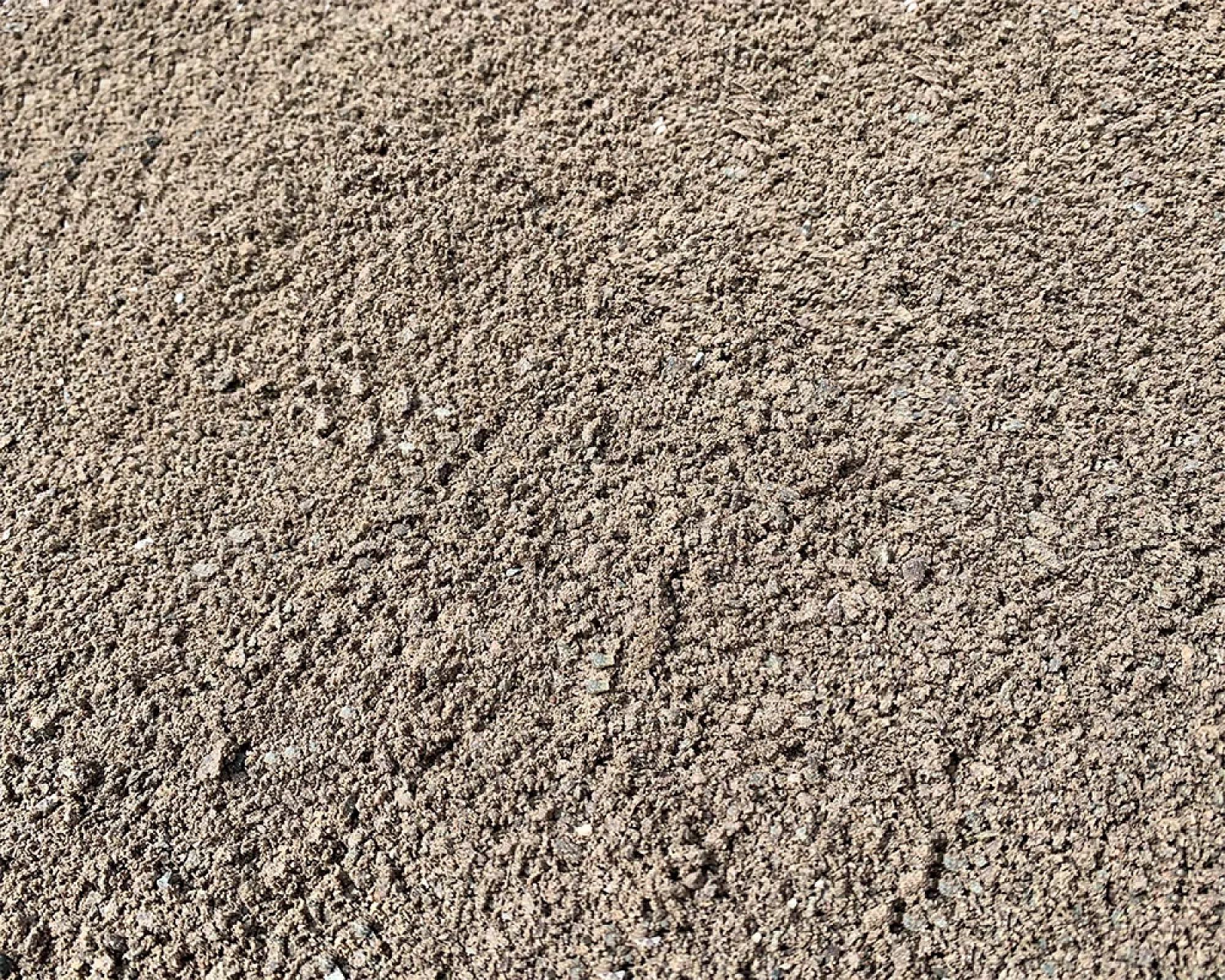 Grauer Brechsand mit strukturierter Oberfläche, Material Basalt, Aufnahme bei natürlichem Licht.