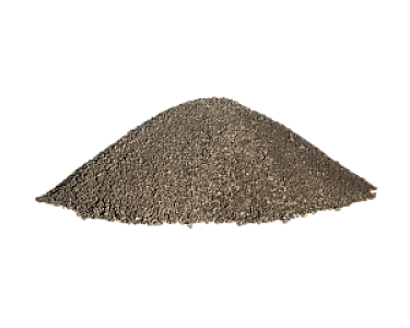 Anthrazitfarbener Brechsandhaufen aus Basalt, präsentiert von Naturstein + Recycling Winfried Beiler GmbH.