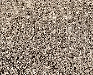 Hellbrauner Brechsand aus feinem Basalt in Nahaufnahme, gleichmäßig verteilt.