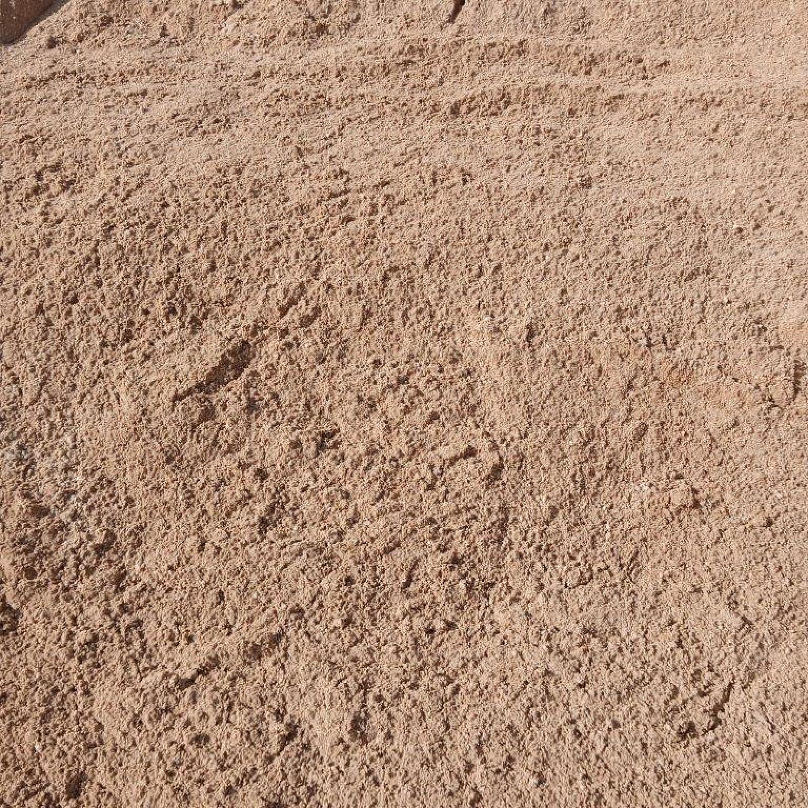 Haufen aus feinem Estrichsand der Körnung 0/8 mm.