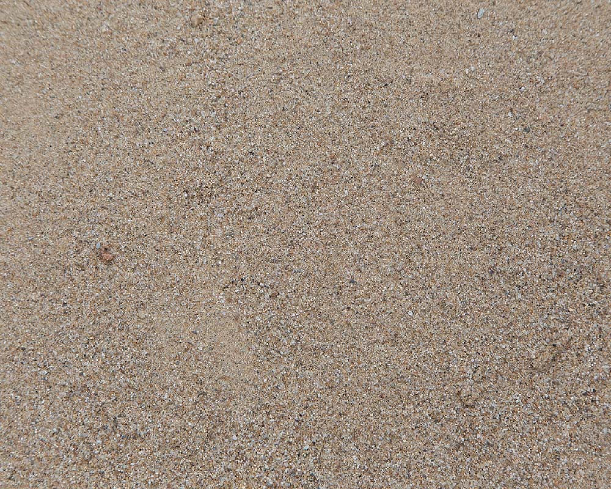 Anthrazitfarbener Pflastersand für Bettungsmaterial, gleichmäßige Körnung und Natursteinoptik.