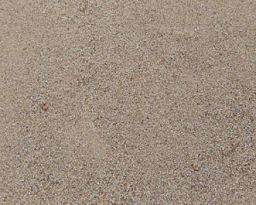 Anthrazitfarbener Pflastersand für Bettungsmaterial, gleichmäßige Körnung und Natursteinoptik.