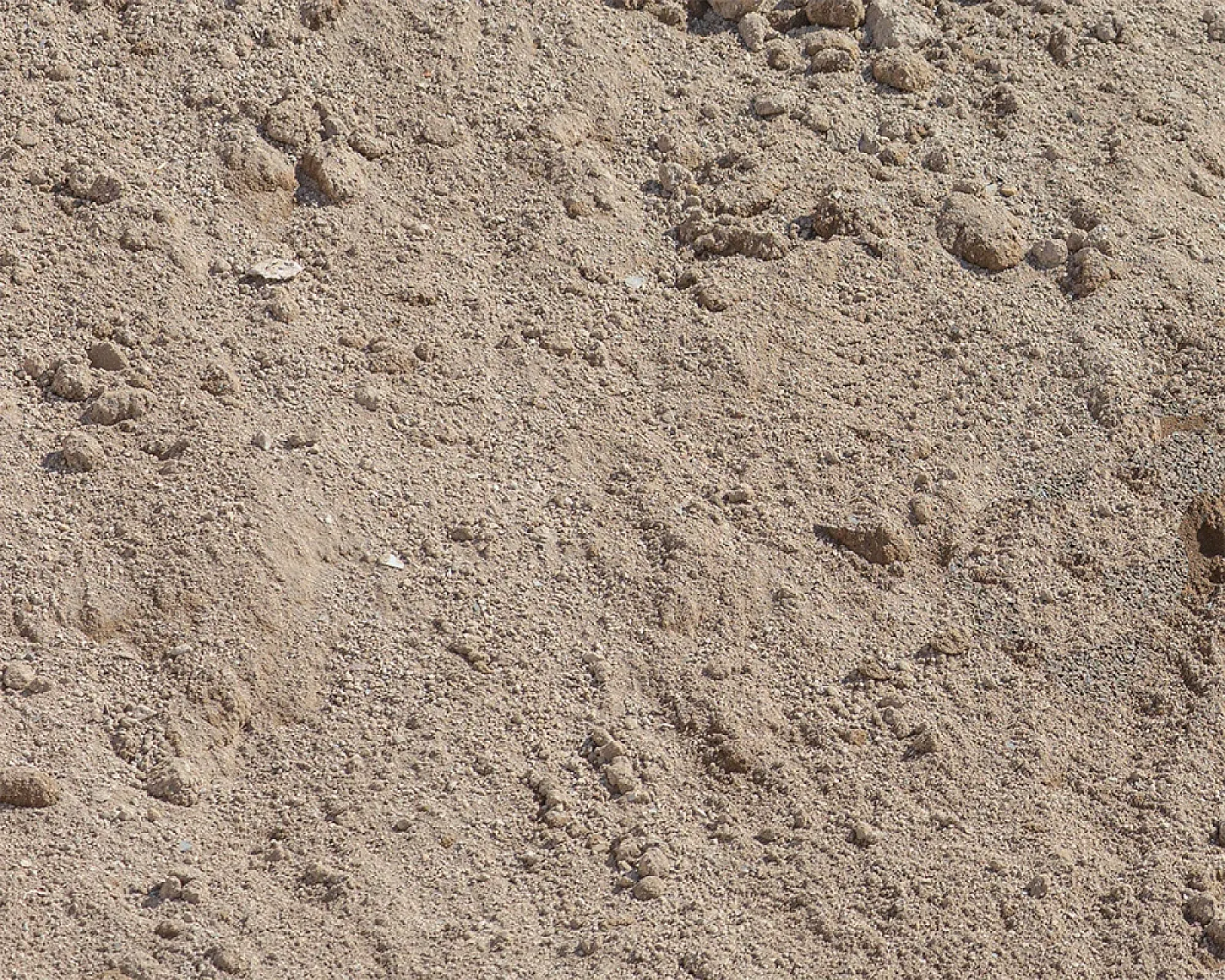 Beigefarbener feinkörniger RC-Kabelsand mit kiesiger Struktur in Nahaufnahme.