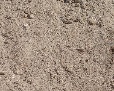 Beigefarbener feinkörniger RC-Kabelsand mit kiesiger Struktur in Nahaufnahme.