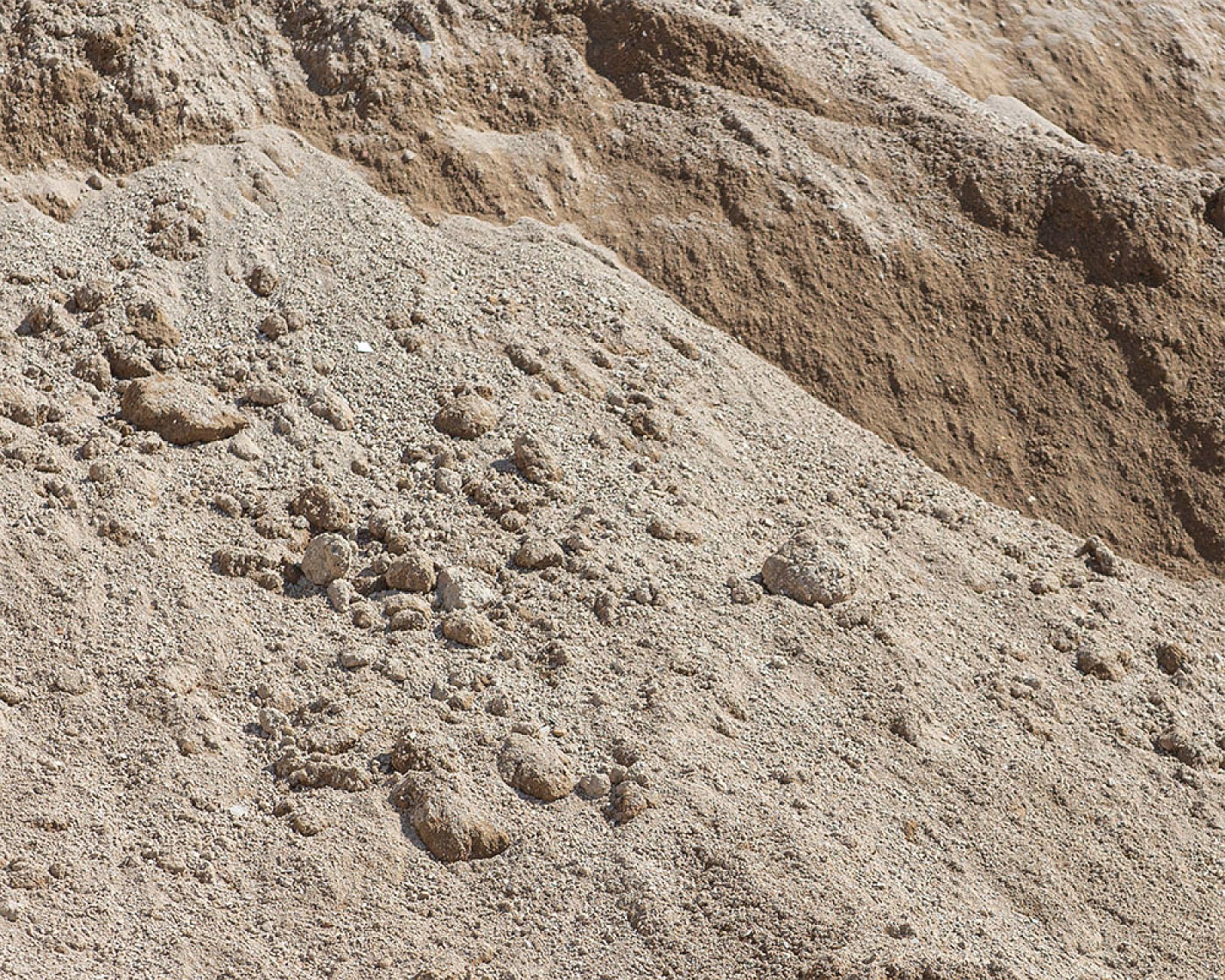 Heller, gesiebter RC-Kabelsand 00/02 in natürlicher Umgebung dargestellt.