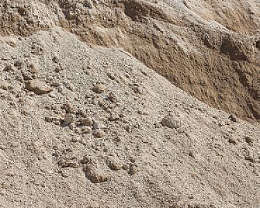 Heller, gesiebter RC-Kabelsand 00/02 in natürlicher Umgebung dargestellt.