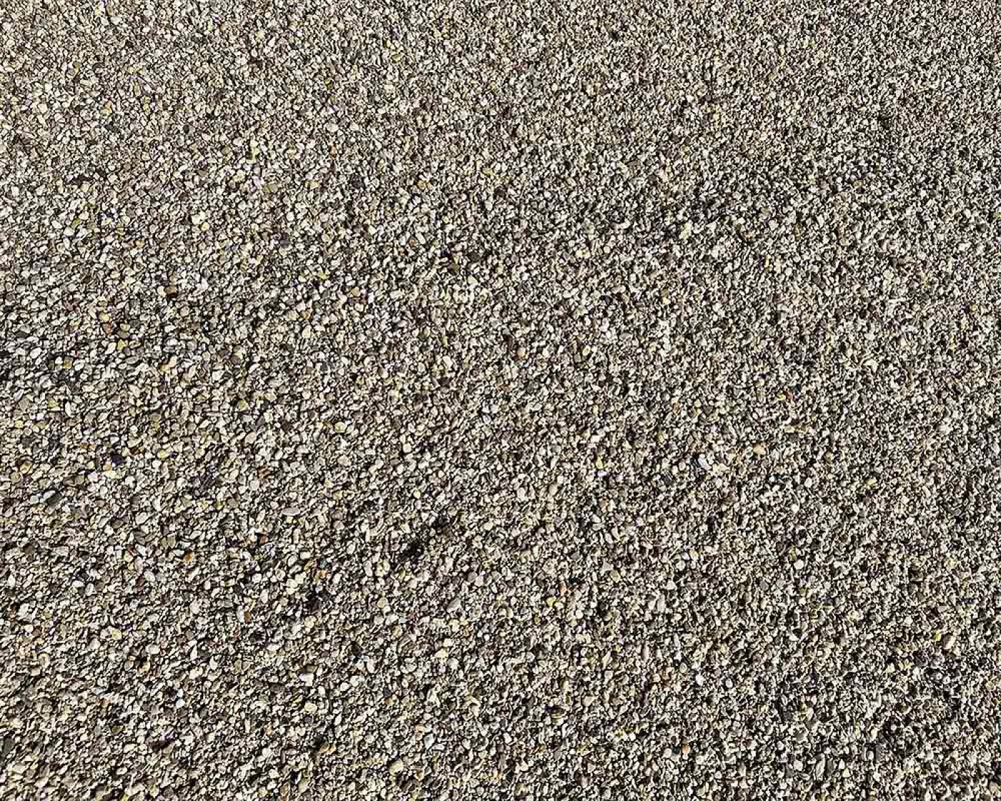 Gewaschener Rheinkies von 2-8 mm auf einer Fläche, Natursteinprodukt von Winfried Beiler GmbH.