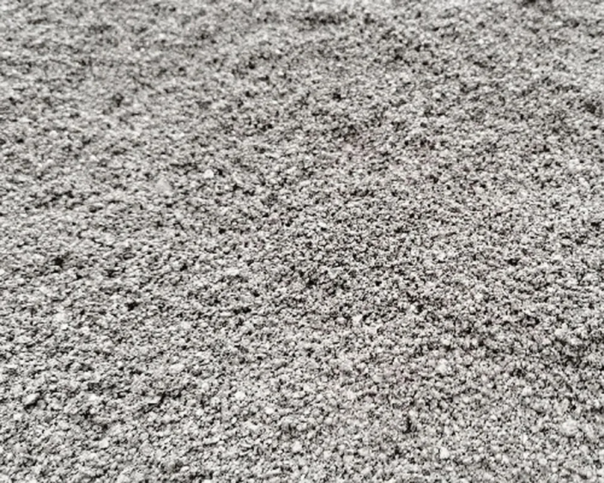 Grauer Basaltsplitt 1-3 mm auf einer Oberfläche, feinkörniges Material für Pflasterfugen.