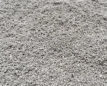 Grauer Basaltsplitt 1-3 mm auf einer Oberfläche, feinkörniges Material für Pflasterfugen.