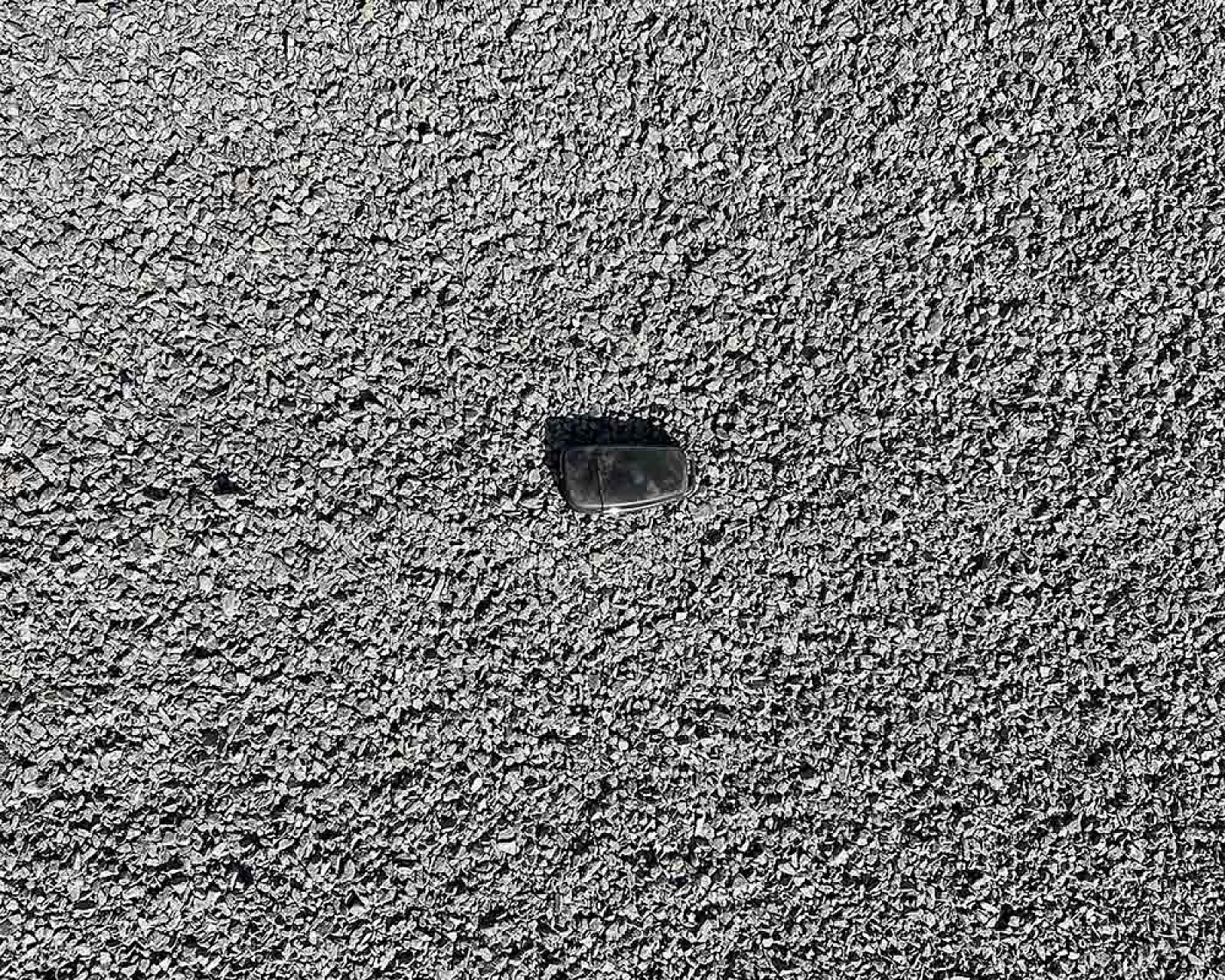 Pflastersplitt 02/05 auf einer glatten, grauen Oberfläche, kleine Steinchen gut erkennbar.