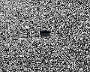 Pflastersplitt 02/05 auf einer glatten, grauen Oberfläche, kleine Steinchen gut erkennbar.
