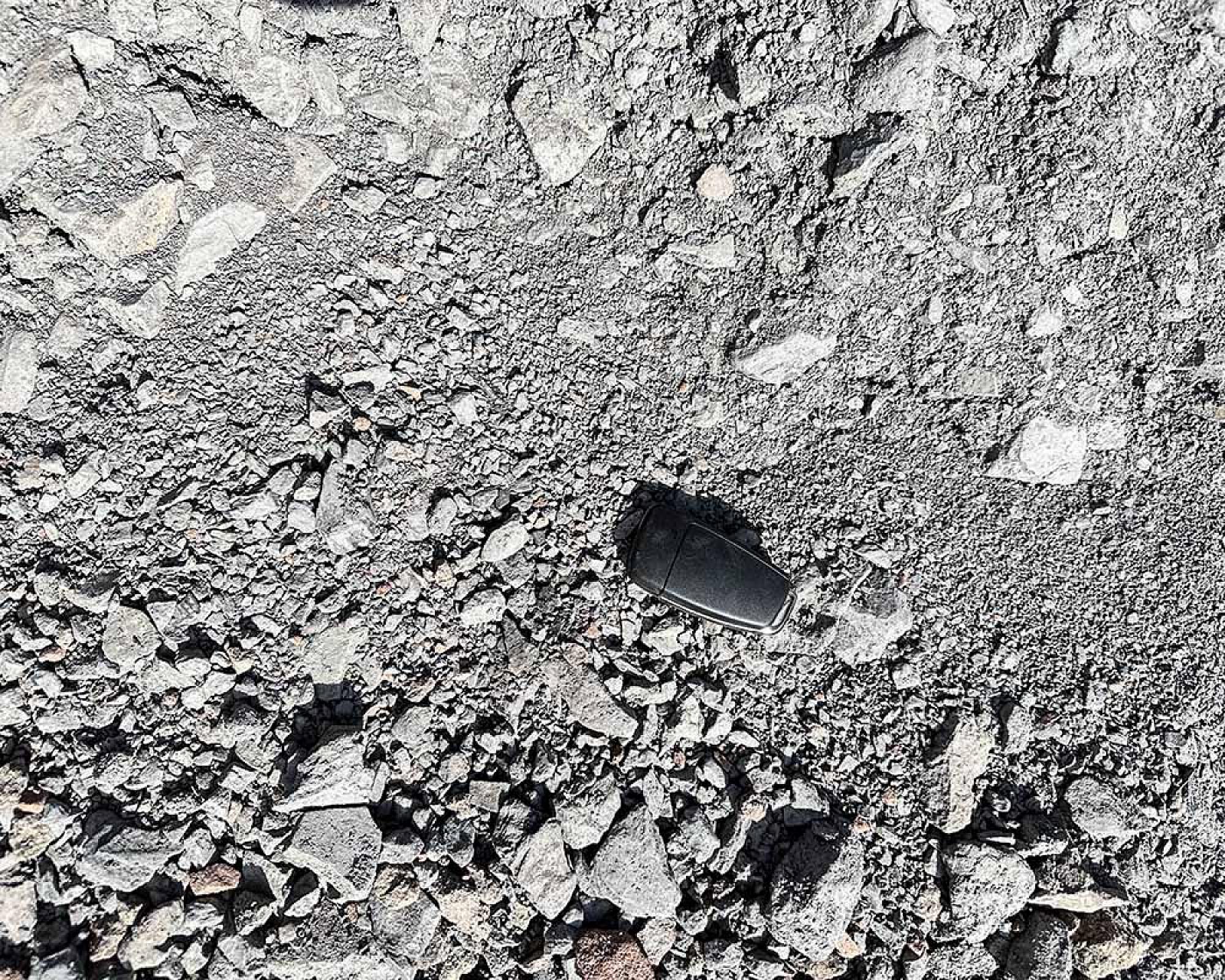 Natursteinmineralgemisch aus Frostschutz-Schotter unterschiedlicher Größe auf Bodenoberfläche.
