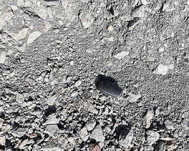 Natursteinmineralgemisch aus Frostschutz-Schotter unterschiedlicher Größe auf Bodenoberfläche.