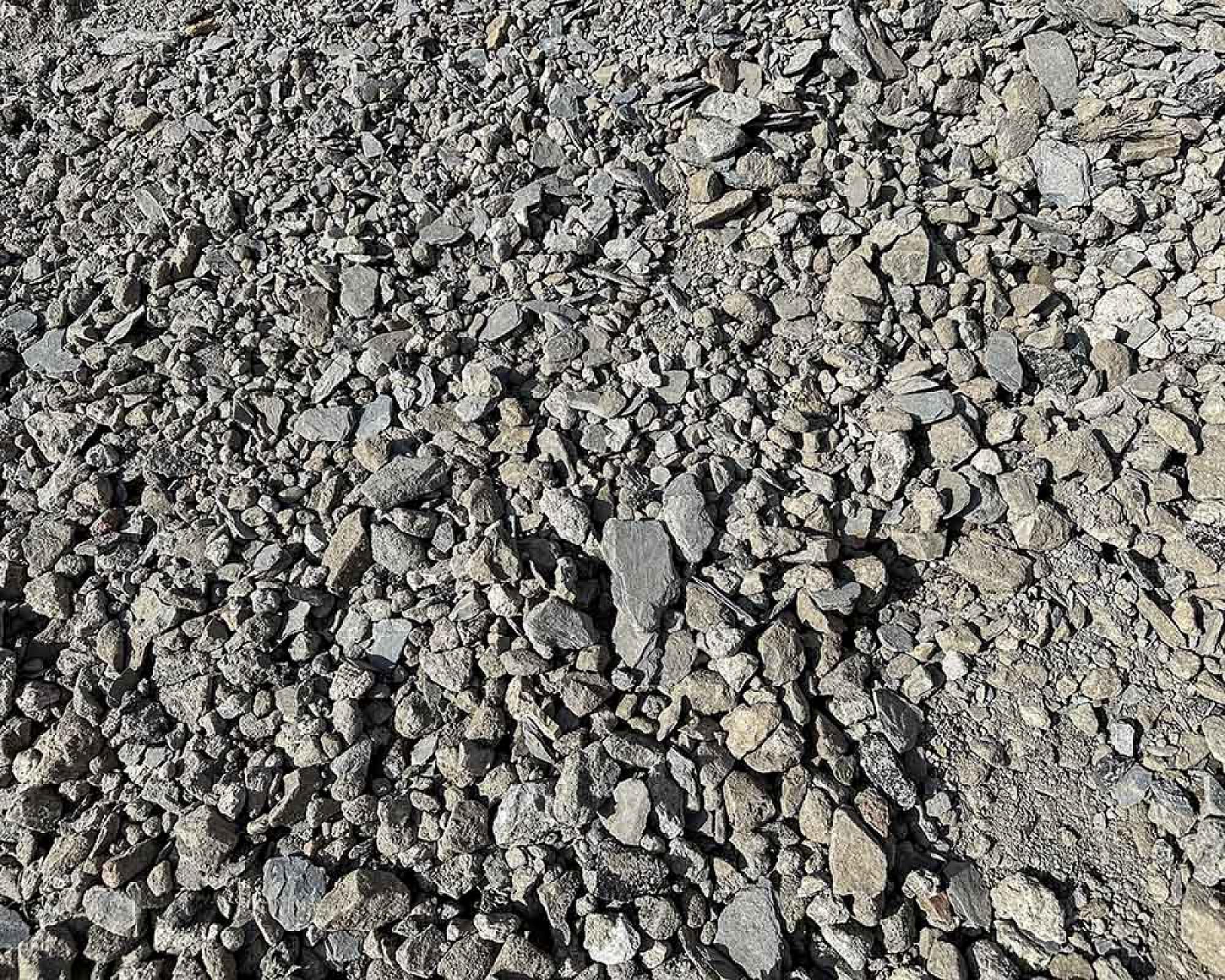 Haufen aus Schotter und recyceltem Beton von Naturstein + Recycling Winfried Beiler GmbH.