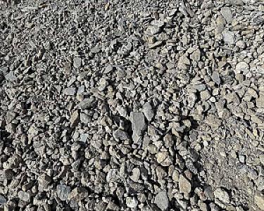 Haufen aus Schotter und recyceltem Beton von Naturstein + Recycling Winfried Beiler GmbH.
