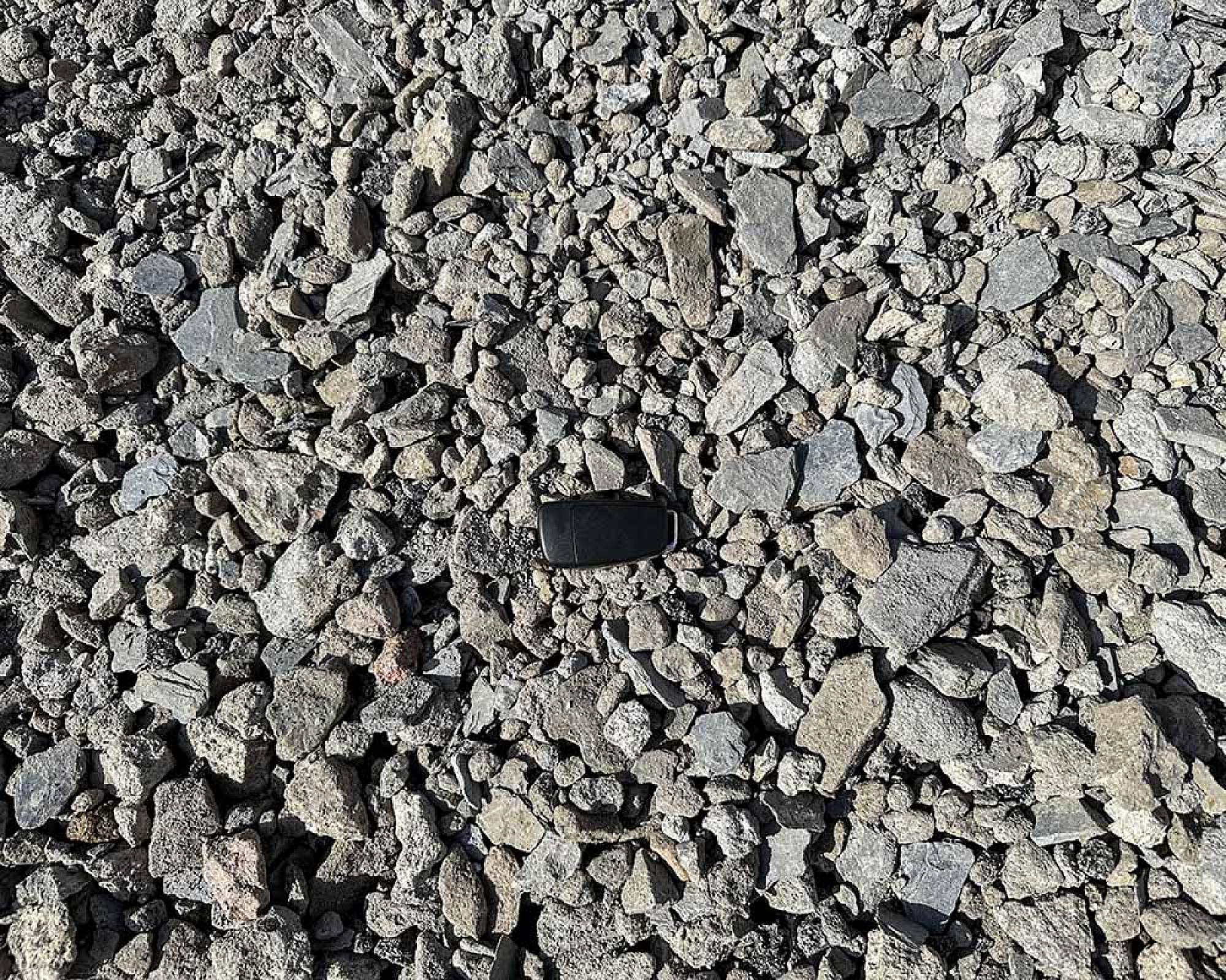 Haufwerk aus grobem Betonschotter, recycelter Betonbruch, ungleichmäßig verteilt, teils kantig, teils rund.