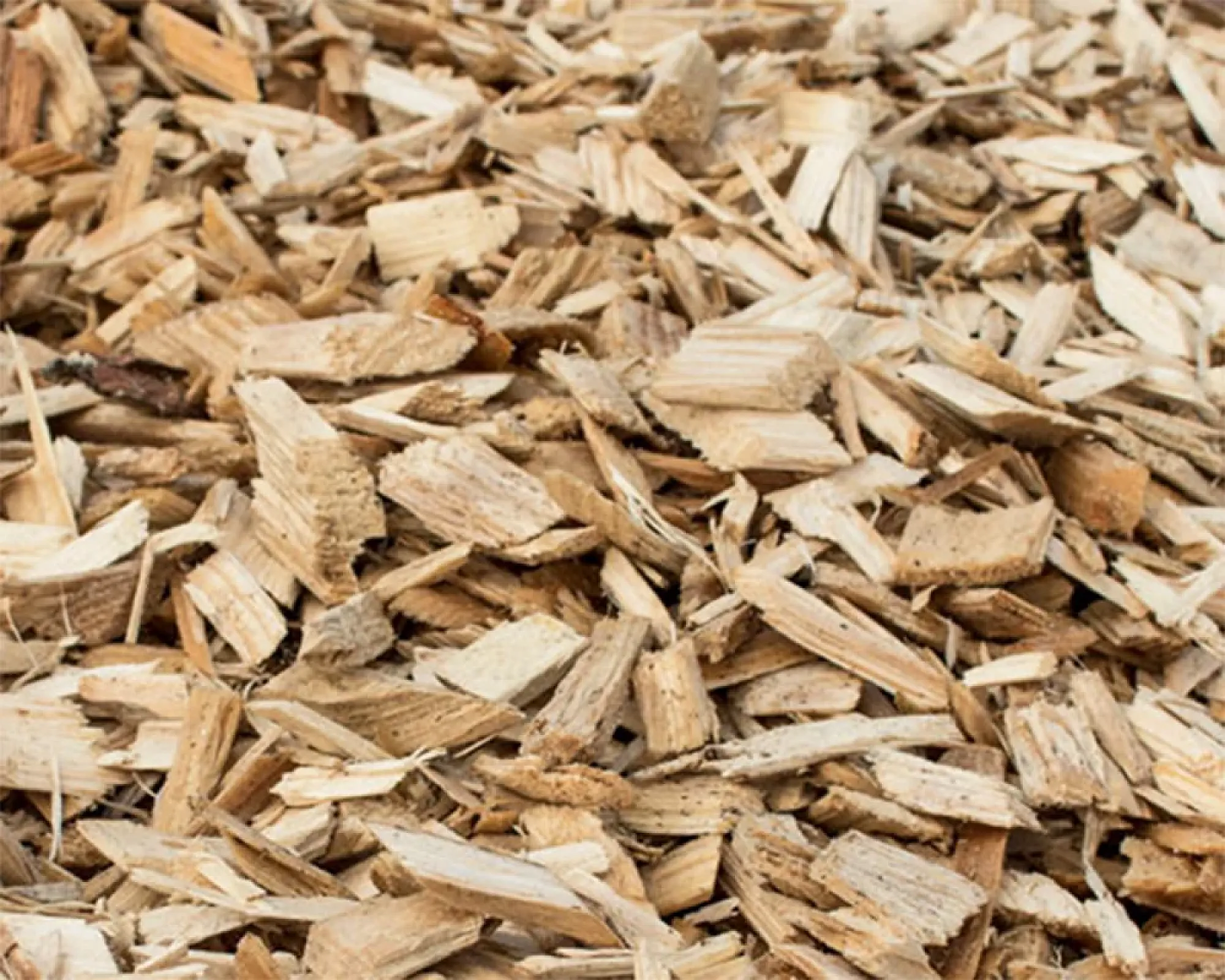 Holzscheite 5-30 mm als Fallschutz aufgeschichtet, ideal für Spielplätze, von Naturstein + Recycling Winfried Beiler GmbH.