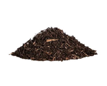 Feiner Haufen Rindenmulch aus Naturmaterialien von Beiler GmbH auf weißem Hintergrund.
