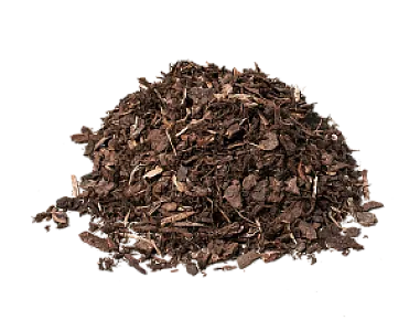 Grobe Rindenmulch-Stücke, 0-40 mm, von Naturstein + Recycling Winfried Beiler GmbH auf weißem Hintergrund.