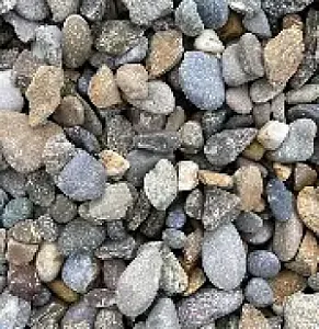 Verschiedenfarbige Moränekieselsteine von Naturstein + Recycling Winfried Beiler GmbH.