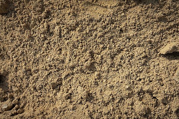 Bausand der Körnung 0-4 mm, beige Farbton, Nahaufnahme, von HTA GmbH für Bauvorhaben geeignet.