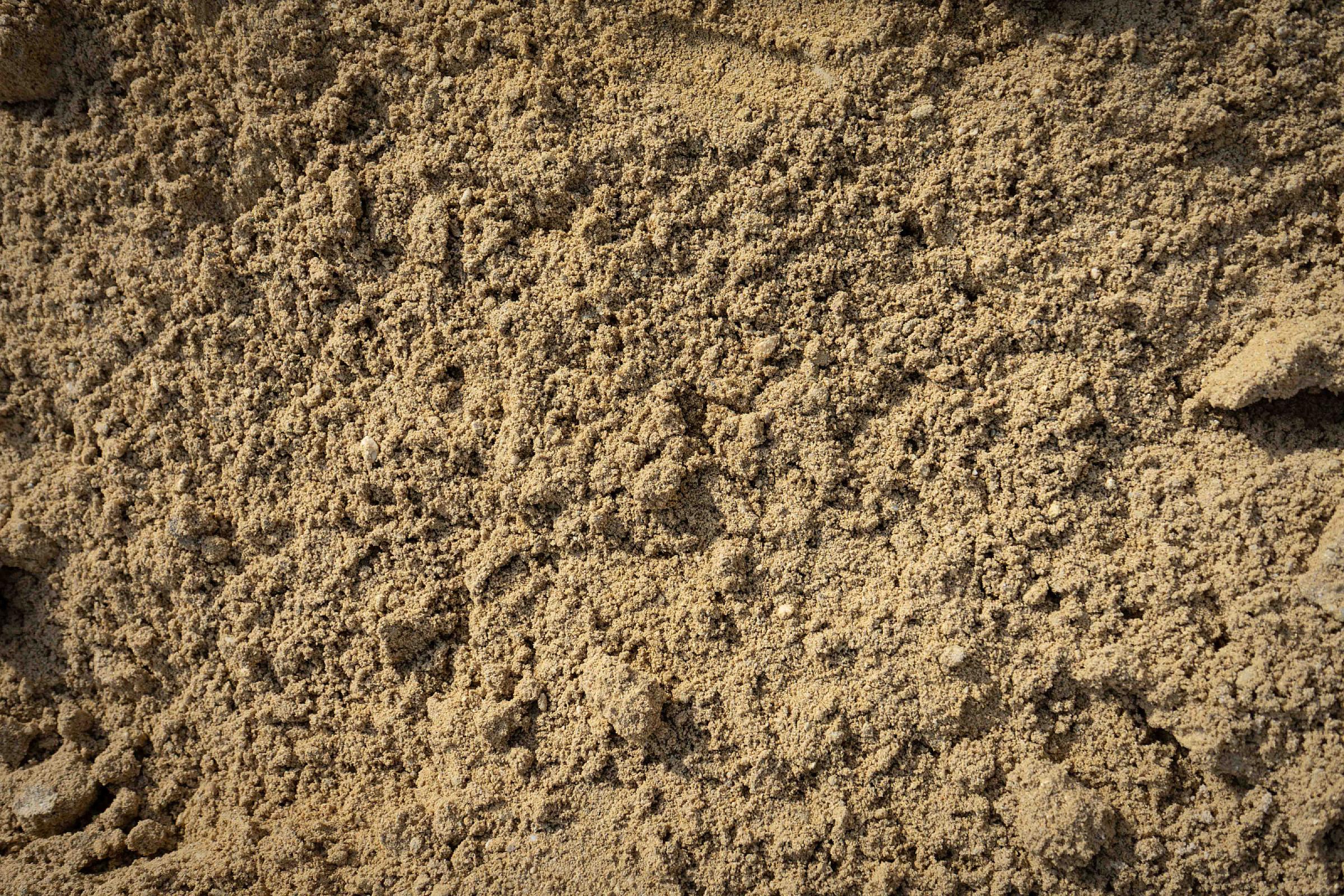 Bausand der Körnung 0-4 mm, beige Farbton, Nahaufnahme, von HTA GmbH für Bauvorhaben geeignet.